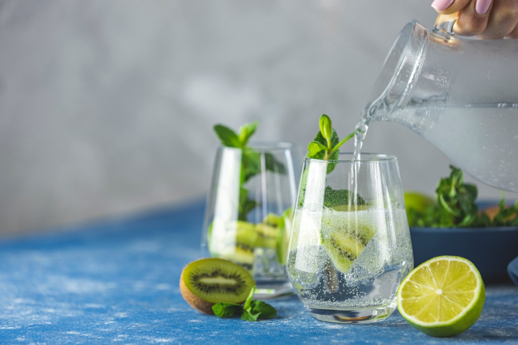 10 bebidas isotónicas ricas en electrolitos que hidratan y dan energía