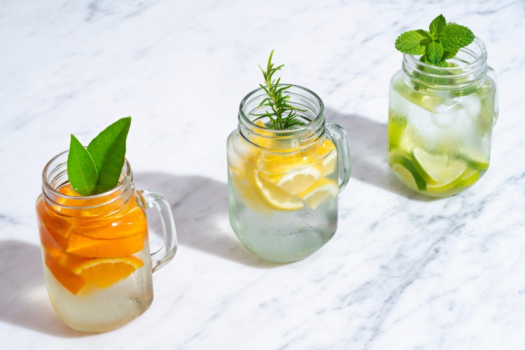 10 bebidas isotónicas ricas en electrolitos que hidratan y dan energía