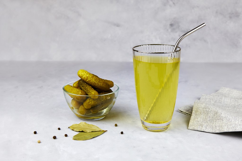 10 bebidas isotónicas ricas en electrolitos que hidratan y dan energía