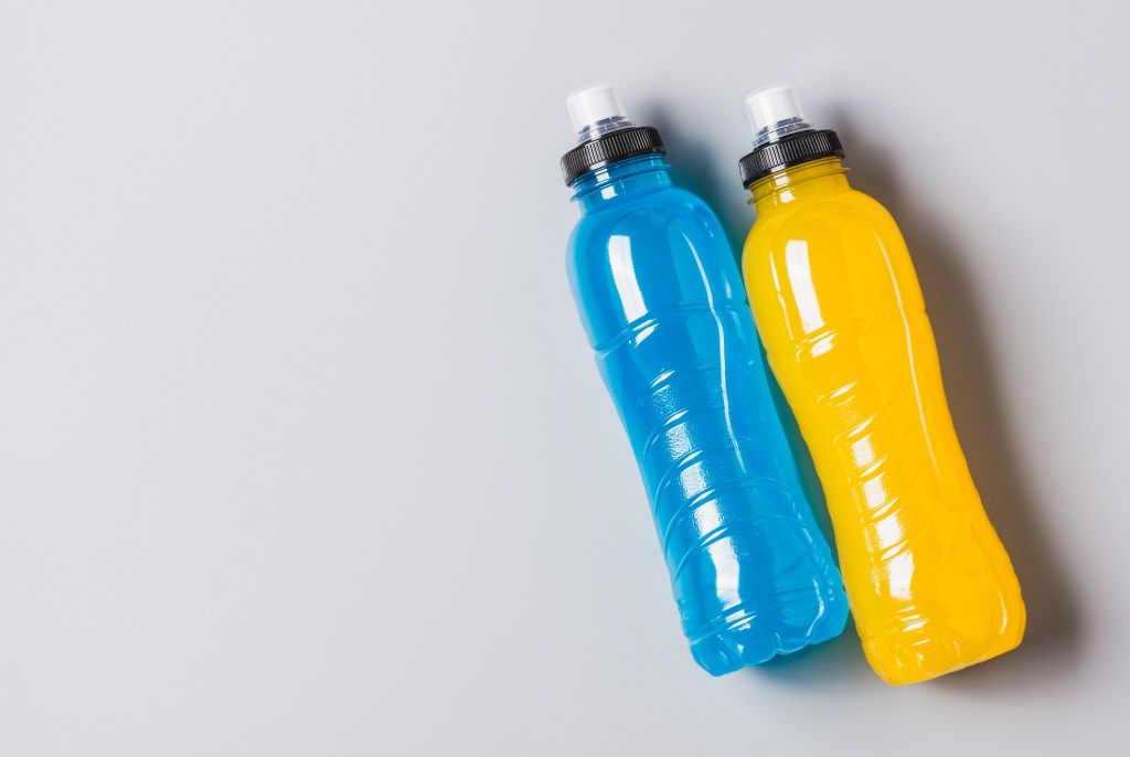 10 bebidas isotónicas ricas en electrolitos que hidratan y dan energía