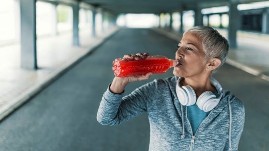 10 bebidas isotónicas ricas en electrolitos que hidratan y dan energía