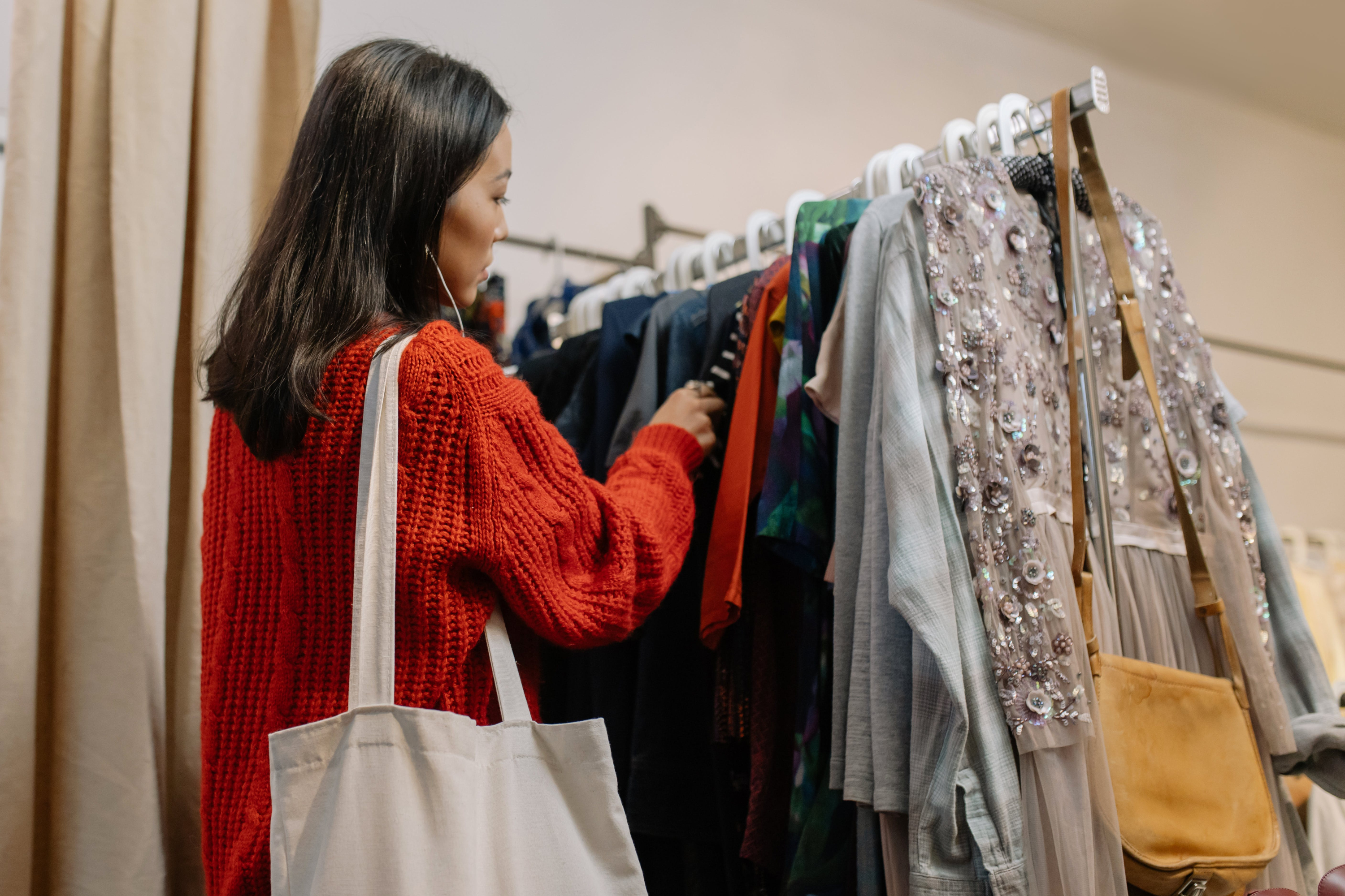 Las mujeres +50 adelantarán sus compras navideñas con estas siete prendas rebajadísimas de Cortefiel y Slowlove que cuestan menos de 30 euros