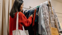 Las mujeres +50 adelantarán sus compras navideñas con estas siete prendas rebajadísimas de Cortefiel y Slowlove que cuestan menos de 30 euros