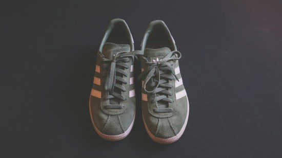 Decathlon rebaja las zapatillas Adidas que no paran de llevar las mujeres +50 este otoño porque son cómodas, pegan con todo y rejuvenecen