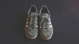 Decathlon rebaja las zapatillas Adidas que no paran de llevar las mujeres +50 este otoño porque son cómodas, pegan con todo y rejuvenecen