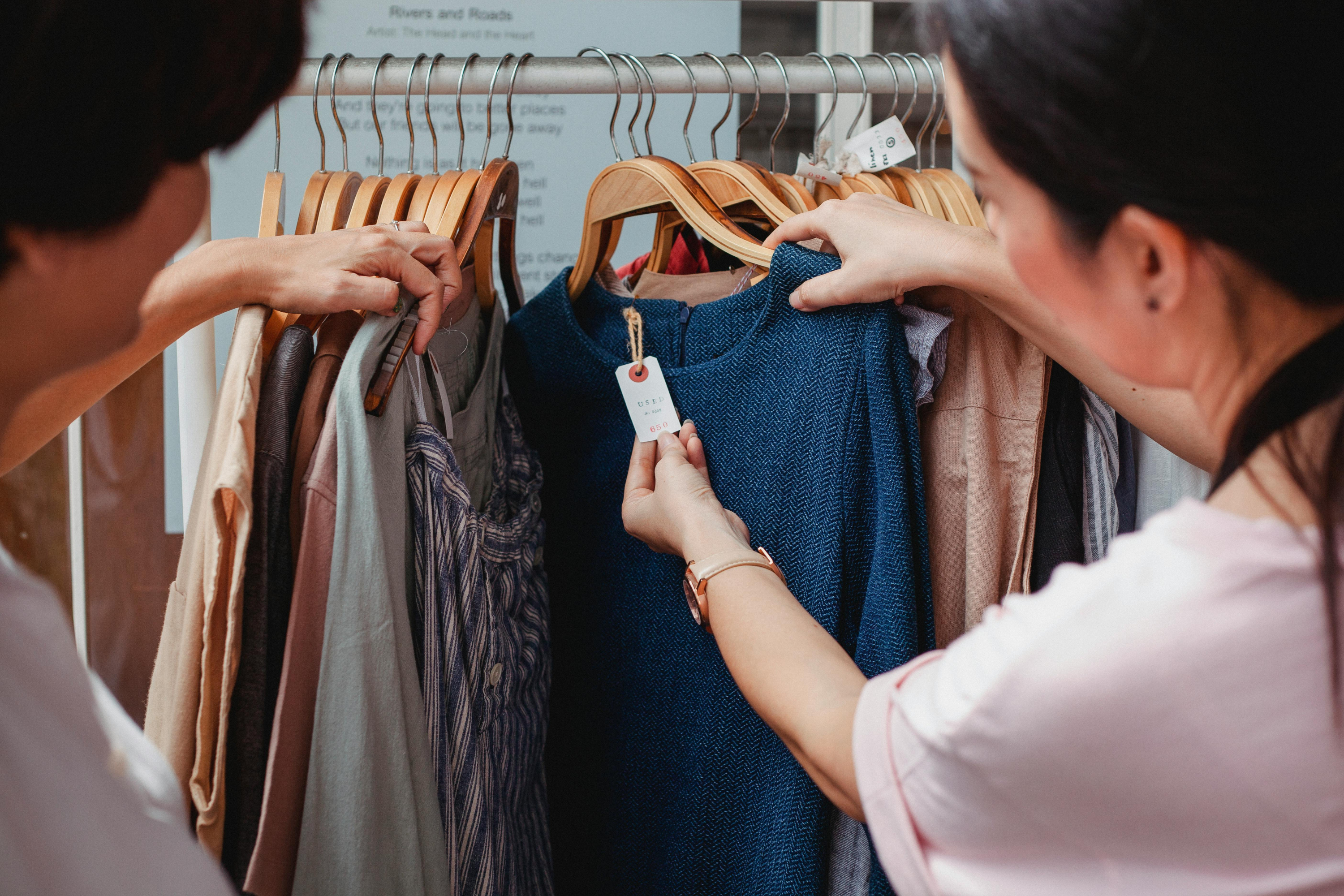 Diez chollos del Black Friday de Mango por menos de 15 euros que las mujeres +50 ya están agotando porque son prendas básicas que pegan con todo