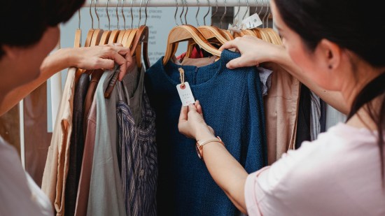 Diez chollos del Black Friday de Mango por menos de 15 euros que las mujeres +50 ya están agotando porque son prendas básicas que pegan con todo