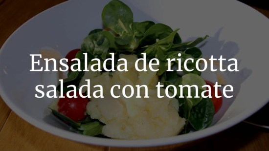 Ensalada de ricotta salada con tomate