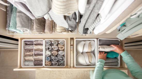 Los dos métodos de Marie Kondo para doblar los edredones y ahorrar espacio en el armario con la mayor eficacia y facilidad