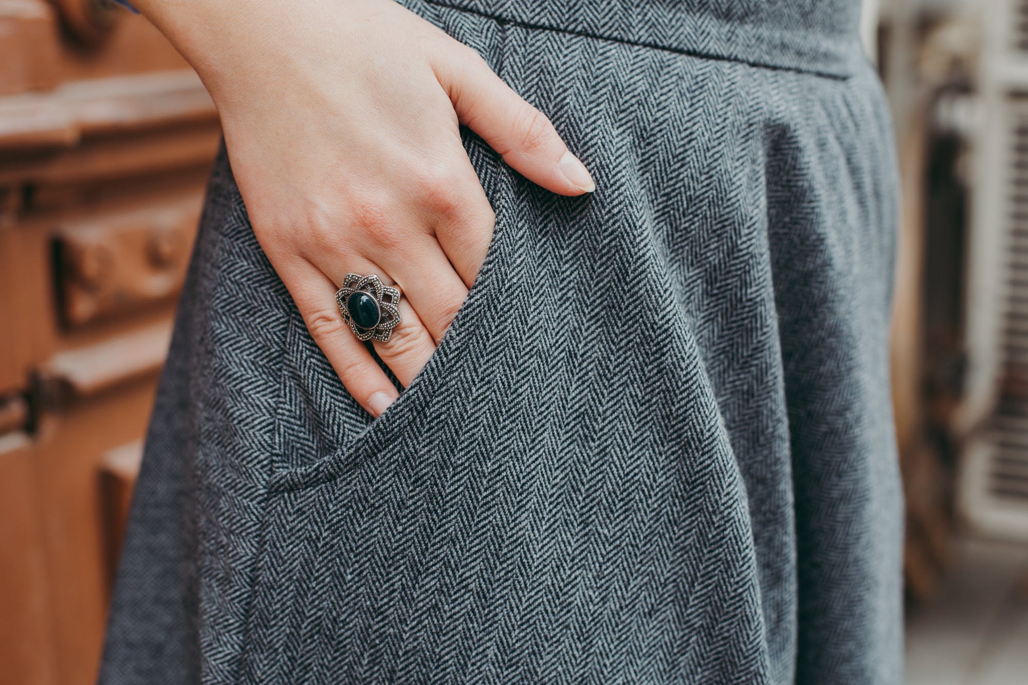 Siete pantalones de Mango Outlet en los que merece la pena invertir en esas últimas horas de Black Friday y que triunfan entre las mujeres +50 porque cuestan menos de nueve euros