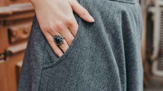Siete pantalones de Mango Outlet en los que merece la pena invertir en esas últimas horas de Black Friday y que triunfan entre las mujeres +50 porque cuestan menos de nueve euros