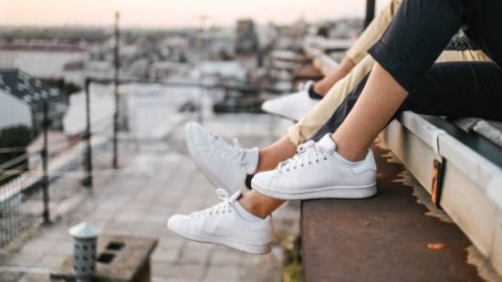 Lidl tiene un clon de las zapatillas Skechers que triunfan entre las mujeres +50: ligeras, cómodas y cuestan menos de 17 euros
