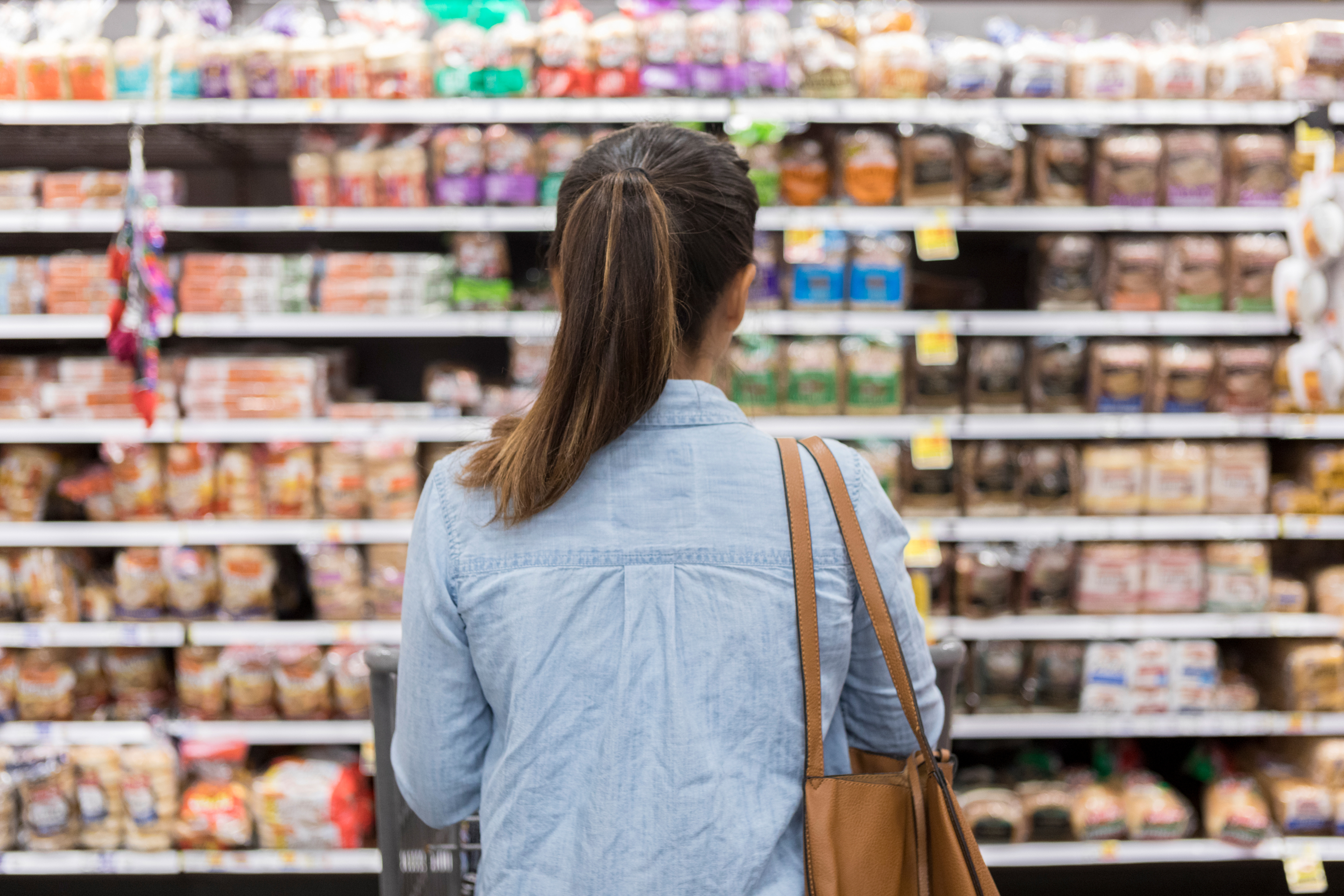 Mujer en el supermercado