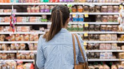 Mujer en el supermercado