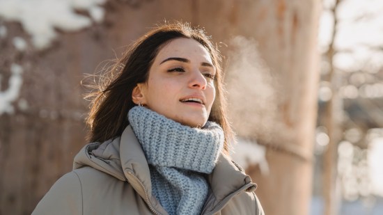 H&M se adelanta a las rebajas y descuenta a menos de 15 euros los jerséis sueltecitos que triunfan entre las mujeres +50 para el invierno