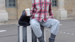 Las mujeres +50 van a agotar estos pantalones de las rebajas de Sfera porque son anchos, elásticos y cuestan menos de 16 euros