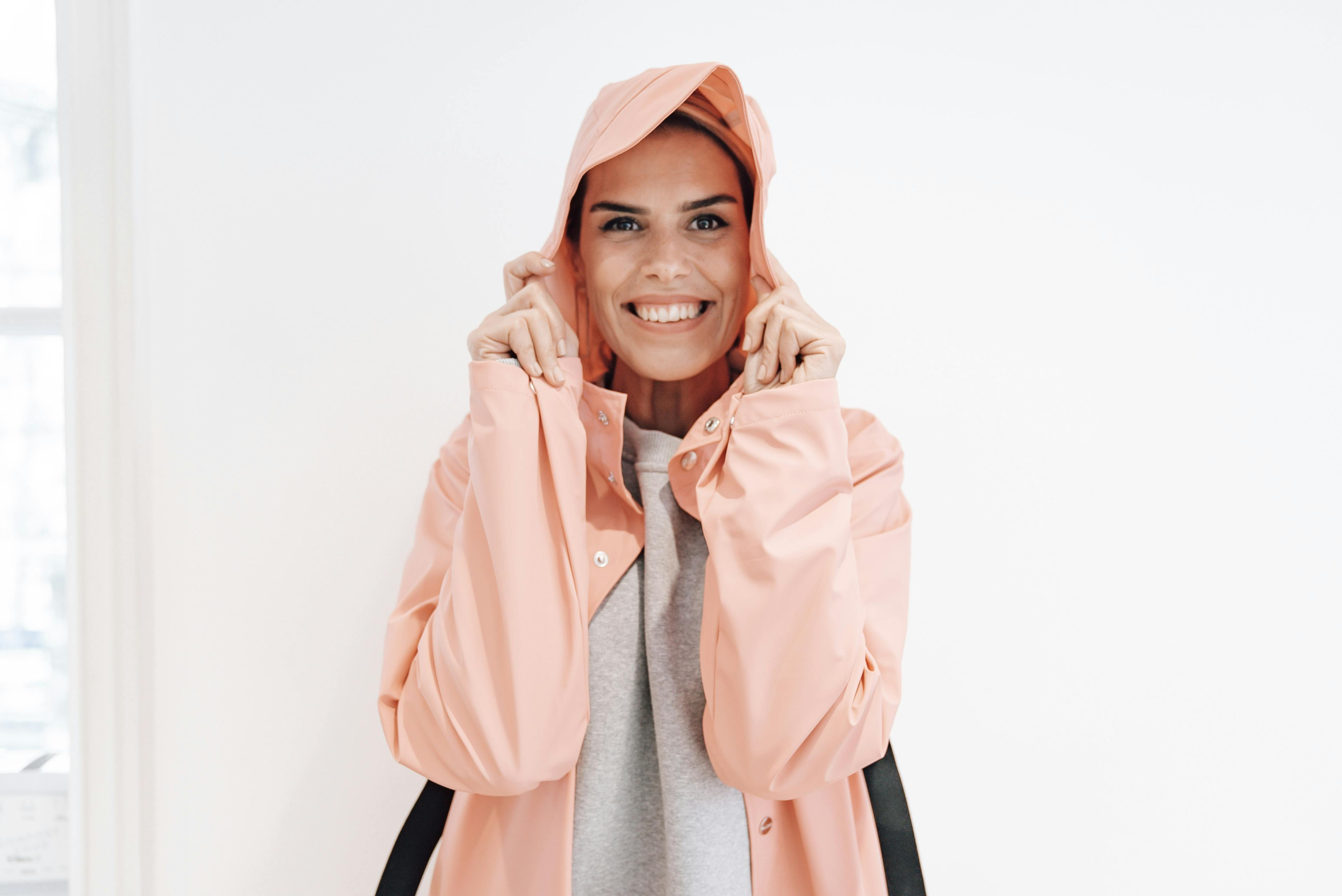 Plumíferos por menos de 30 euros de las rebajas de Miravia que arrasan entre las mujeres +50 para el frío y la lluvia