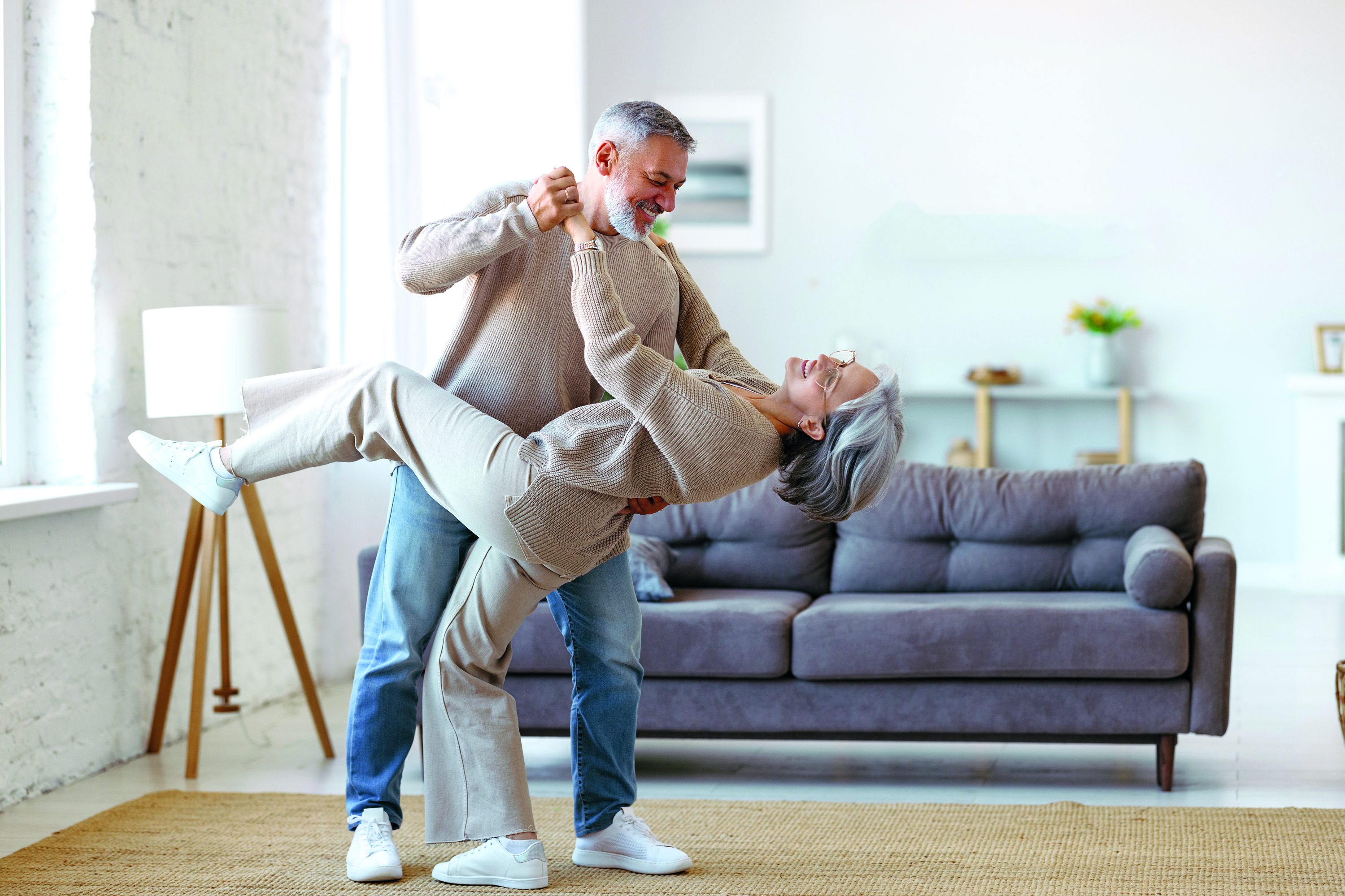 Bailar tiene un sinfín de beneficios para salud. Escoge un estilo de baile que te guste y ponte a ello.