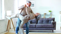 Bailar tiene un sinfín de beneficios para salud. Escoge un estilo de baile que te guste y ponte a ello.