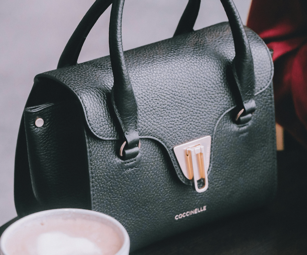 Los bolsos negros súper rebajados en los que las mujeres +50 están invirtiendo ahora para llevar en la primavera 2024