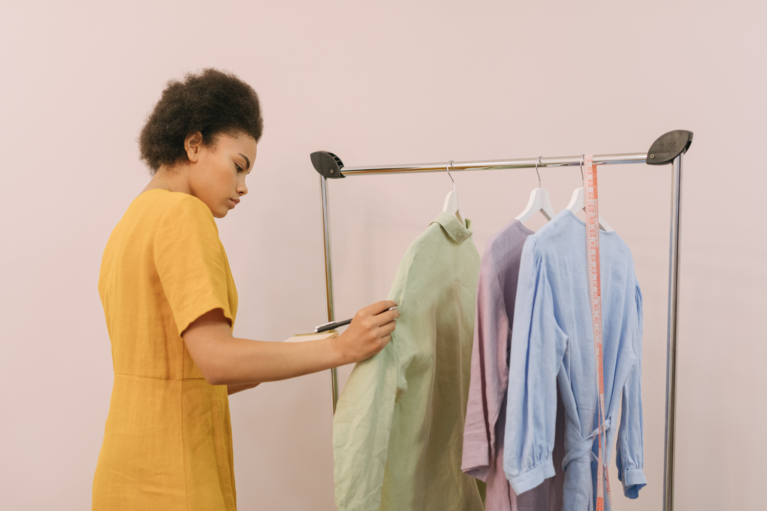 Los nuevos vestidos sueltecitos de Lefties están arrasando entre las mujeres +50 porque estilizan y cuestan menos de 20 euros
