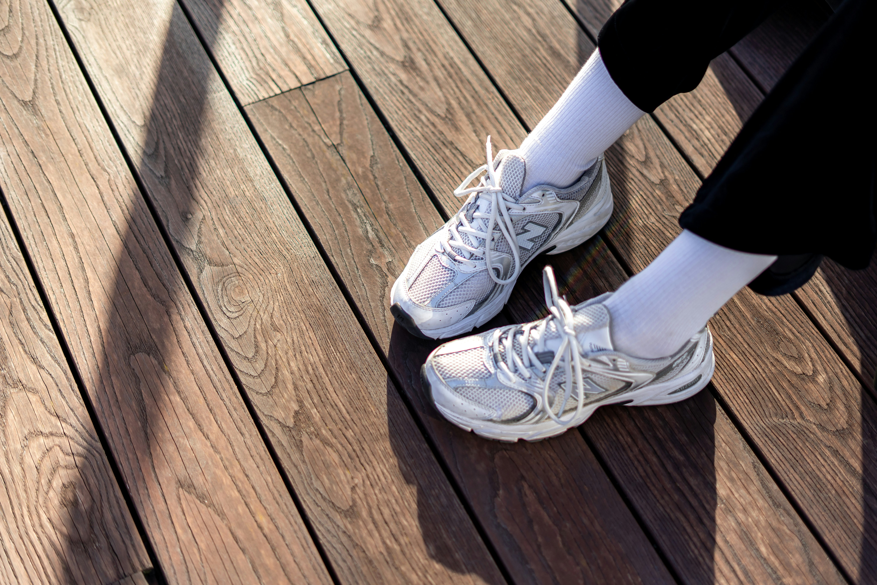 El Corte Inglés rebaja a la mitad las zapatillas New Balance que no paran de llevar las mujeres +50: cómodas y pegan con todo