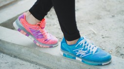 Las zapatillas Skechers más baratas están en El Corte Inglés y arrasan entre las mujeres +50 porque cuestan poco más de 30 euros