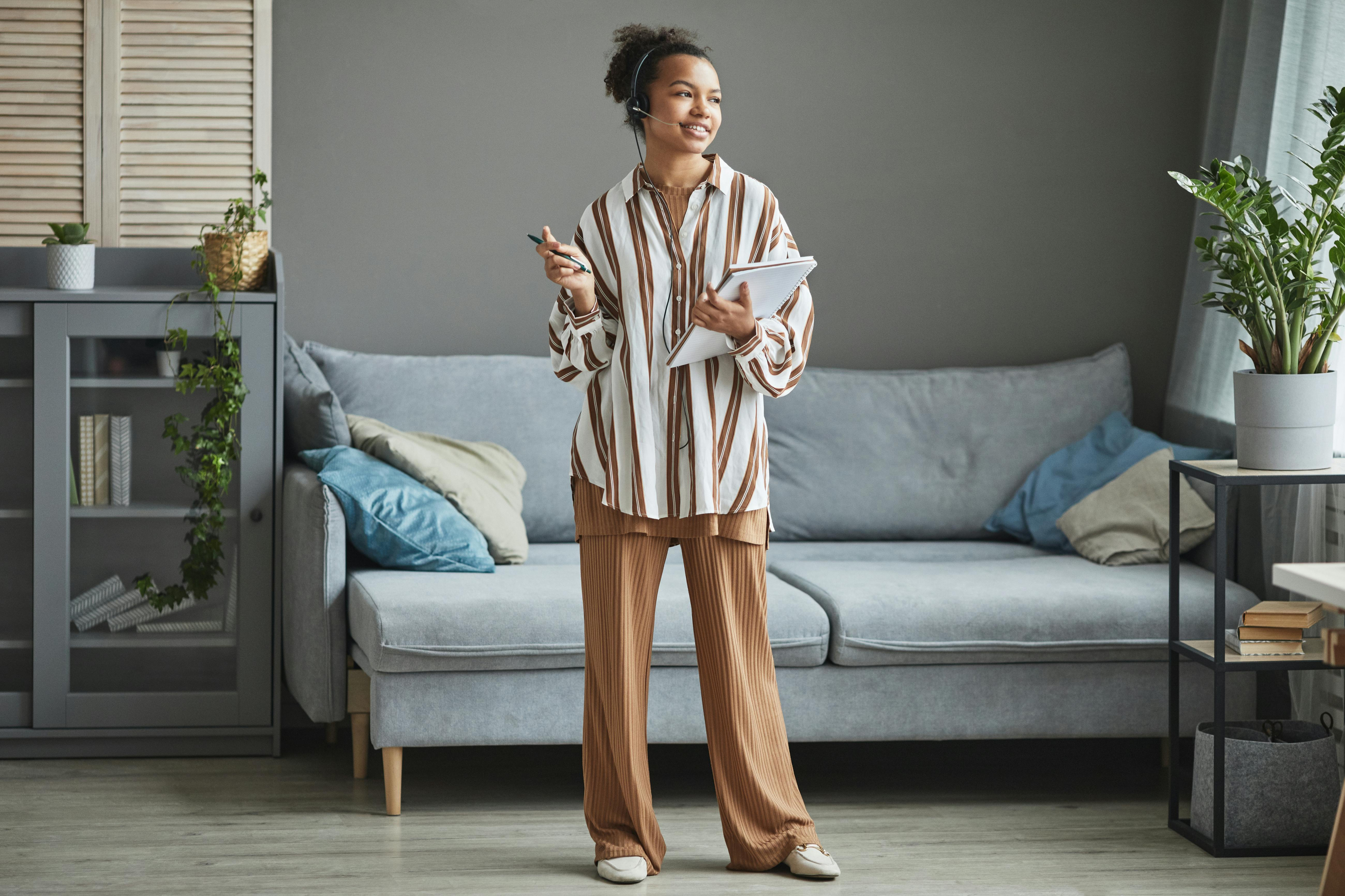 Las mujeres +50 están fichando estas camisas de Mango Outlet para primavera porque son holgadas, elegantes y muy baratas