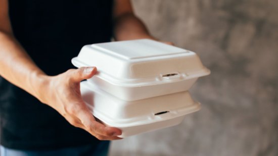 ¿Se pueden calentar los envases de poliestireno en el microondas?