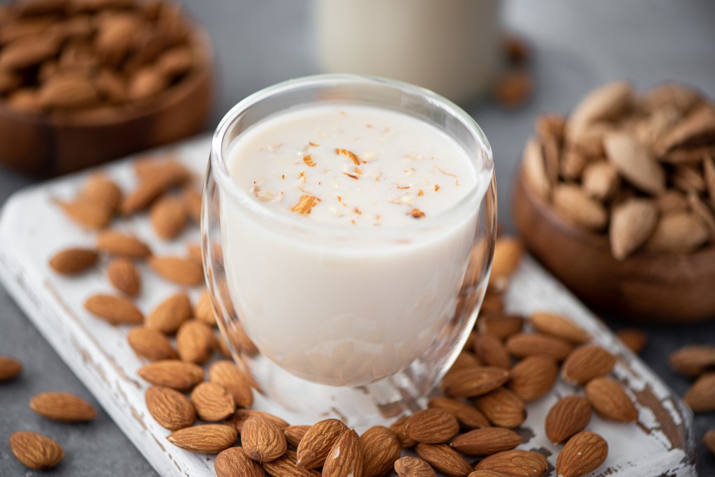 Pros y contras de la bebida de almendras