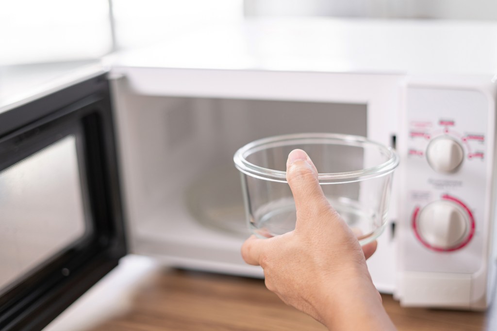 ¿Se pueden calentar los envases de poliestireno en el microondas?