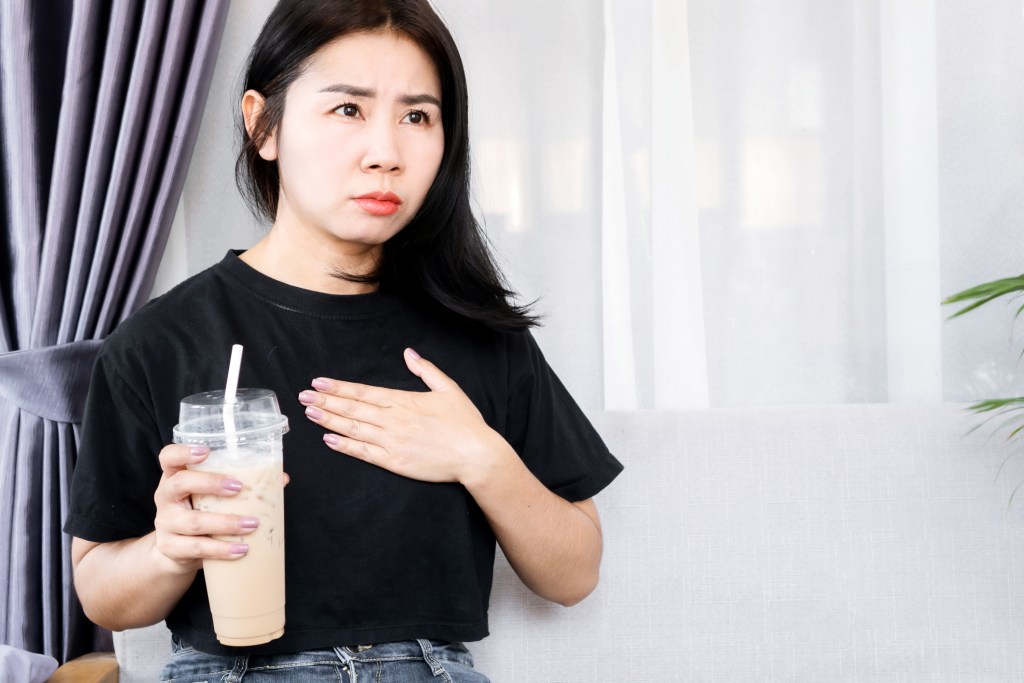 ¿Tienes palpitaciones después de comer? Por qué ocurren y cómo puedes evitarlas