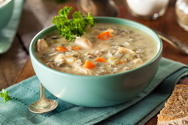 Esta sopa de arroz con pollo es de todo menos aburrida y poco saciante