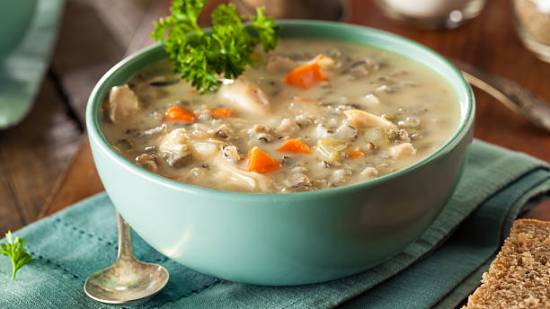 Esta sopa de arroz con pollo es de todo menos aburrida y poco saciante