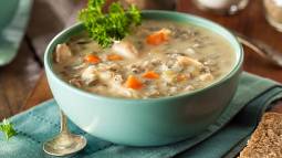Esta sopa de arroz con pollo es de todo menos aburrida y poco saciante