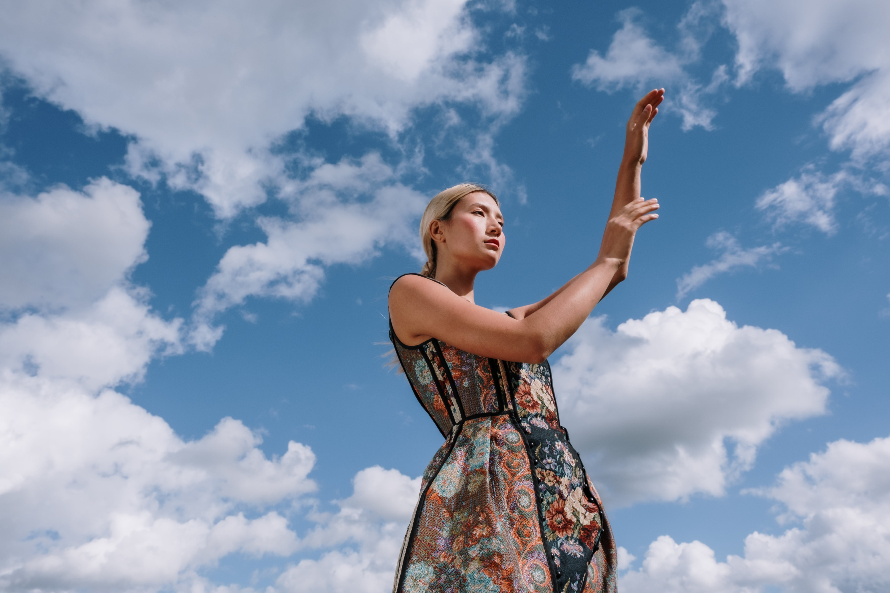 De Sfera a Zara: las mujeres +50 arrasan con estos vestidos sueltecitos de flores para primavera porque están tirados de precio