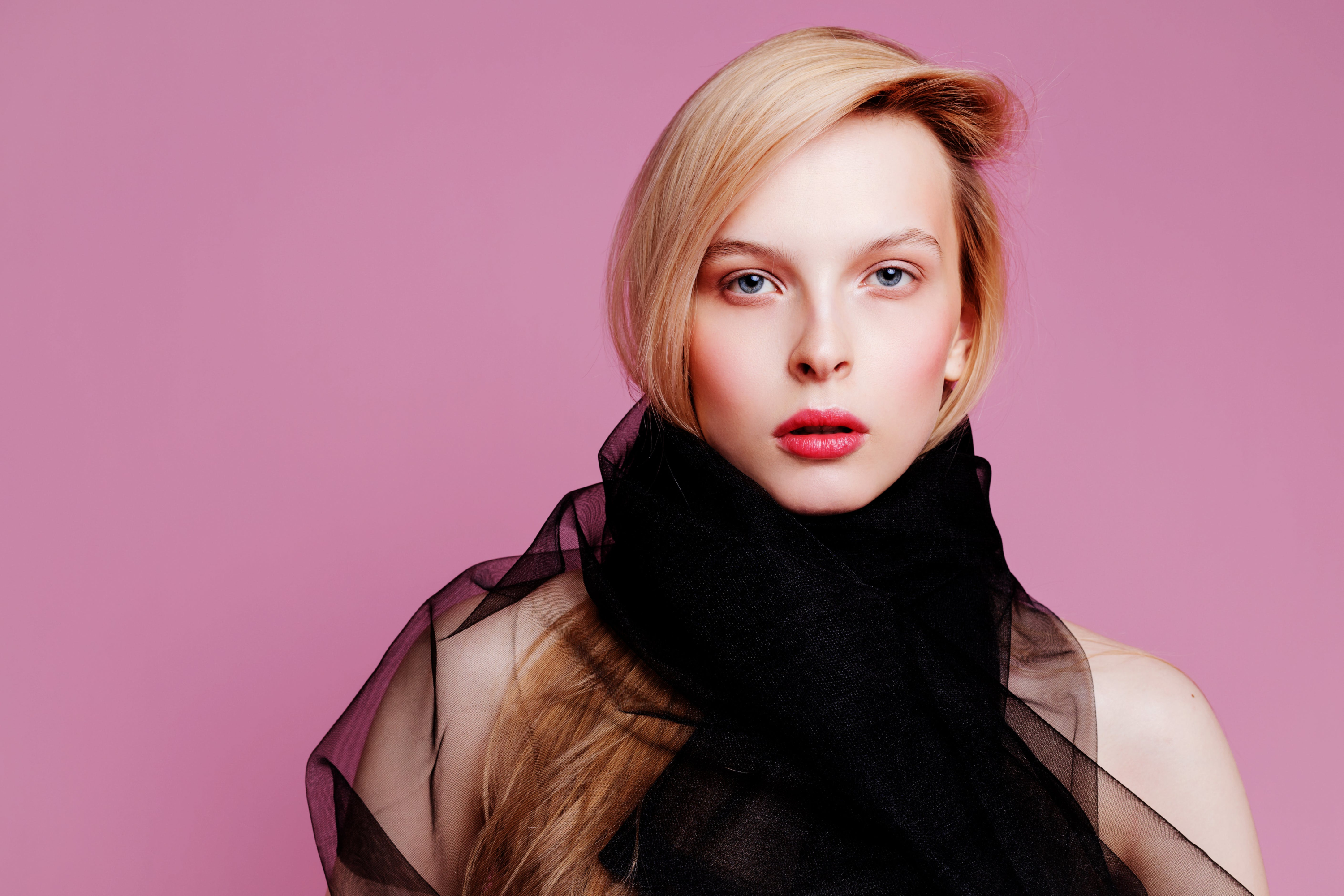 Así se crea el maquillaje de efecto perlado que es tendencia entre las mujeres +50 porque potencia la luminosidad del rostro