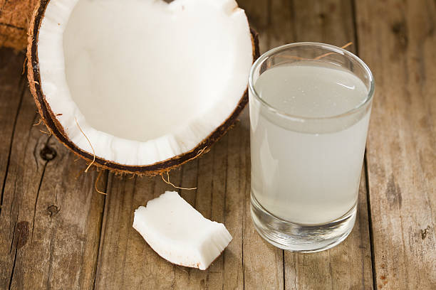 8 beneficios del agua de coco que desconoces