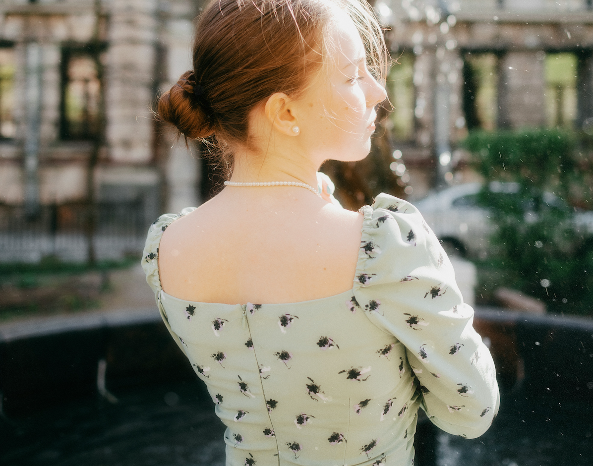 Las mujeres +50 están invirtiendo en estos vestidos de invitada súper rebajados de El Corte Inglés para sus eventos de primavera