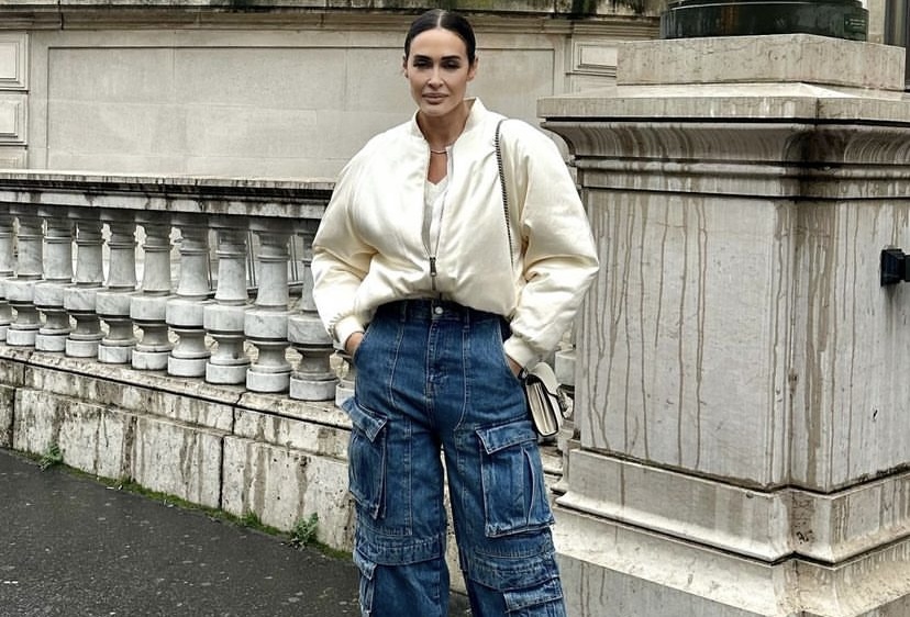 Vicky Martín Berrocal se suma a la moda de los pantalones cargo que arrasan entre las mujeres +50 porque rejuvenecen y son cómodos