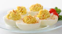 Seis recetas de huevos rellenos fresquitos, ligeros y originales para variar de los típicos con atún