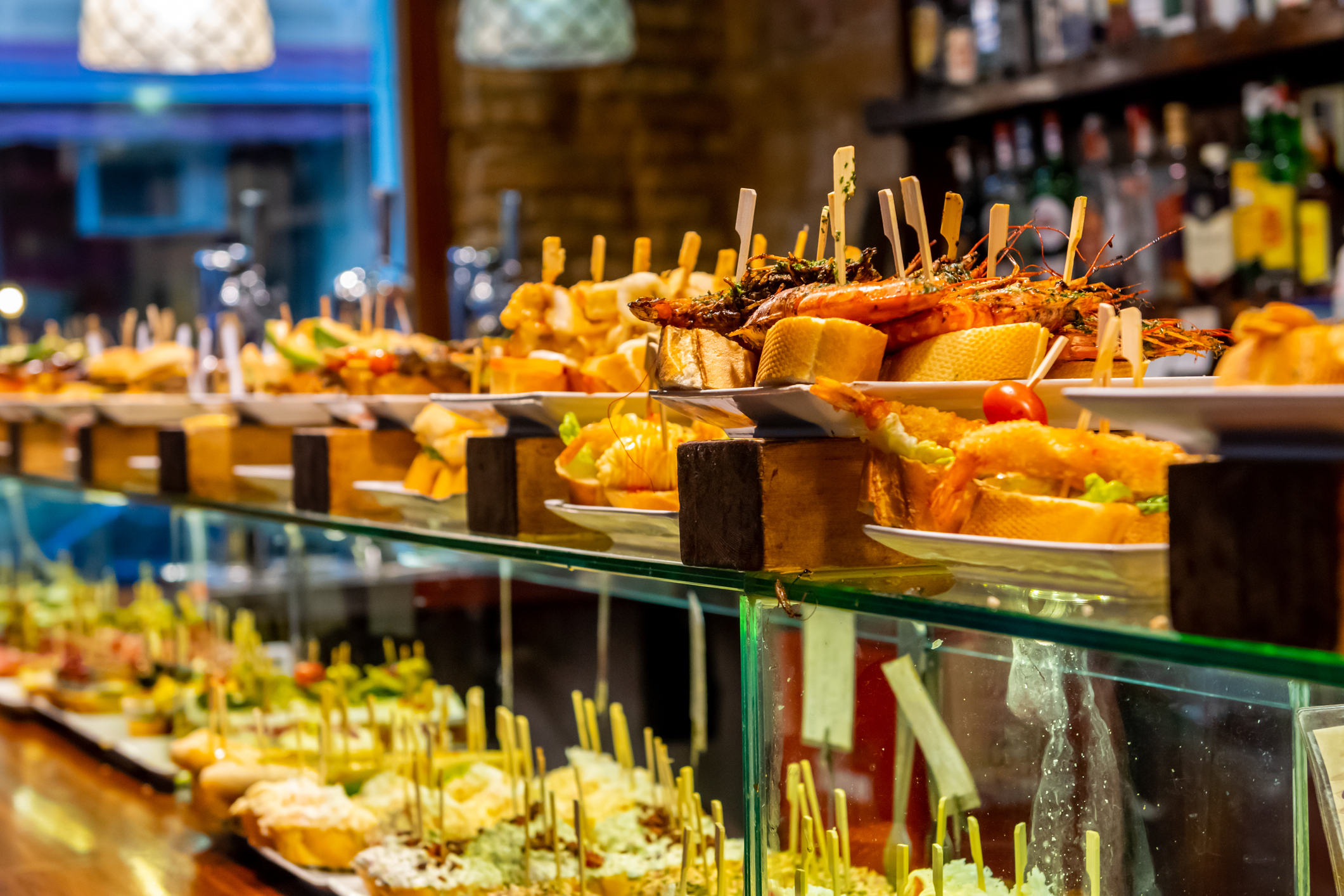 Tapas en un bar de España.