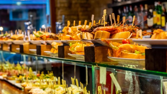 Tapas en un bar de España.