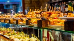 Tapas en un bar de España.