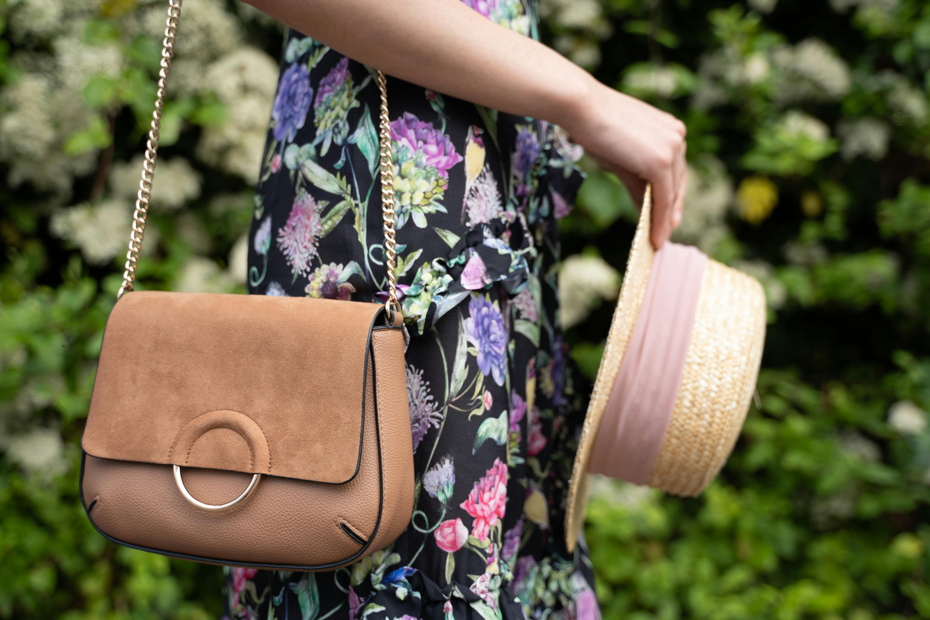 Stradivarius tiene el bolso de la primavera 2024: arrasa ya entre las mujeres +50 porque es bonito, cabe de todo y está tirado de precio