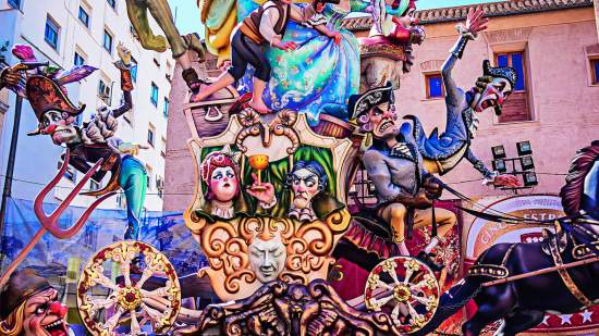 Recorrer cada barrio para visitar cada falla es casi obligatorio en Valencia. La cremà se celebrará el 19 de marzo.