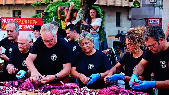 Pulpeiros cortando pulpo para la gran degustación.