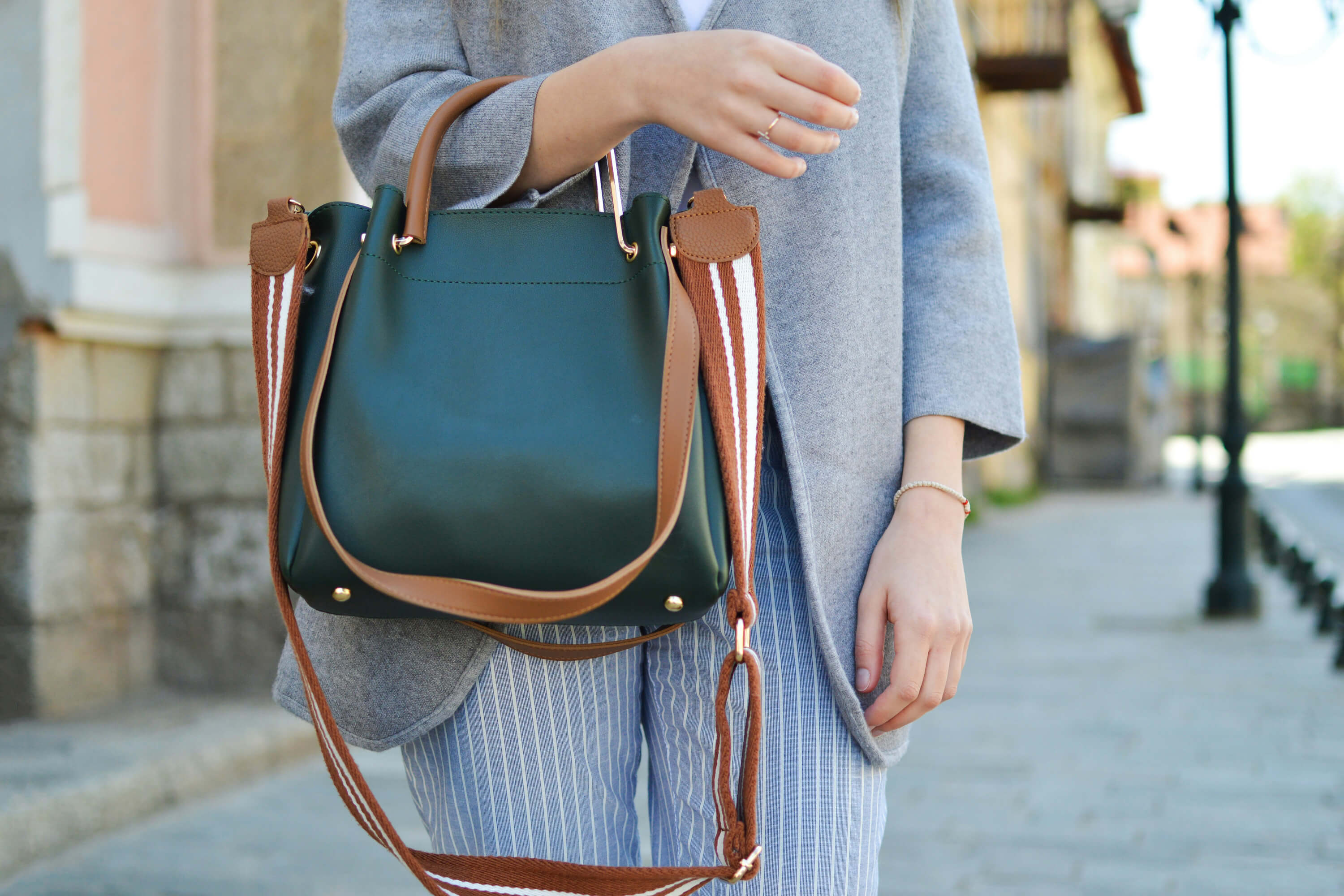 Primark le hace la competencia a Stradivarius con el bolso más en tendencia para primavera por 16 euros que ya arrasa entre las mujeres +50