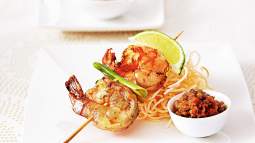 Brochetas de camarones marinados para levantar el humor y ser más feliz.