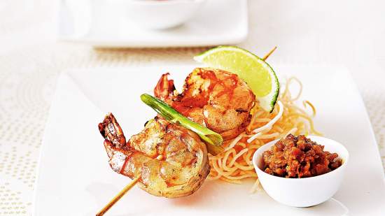Brochetas de camarones marinados para levantar el humor y ser más feliz.